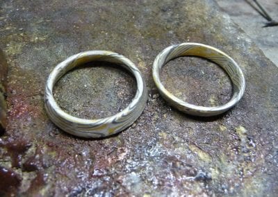 Halbumgedrehte Ringe