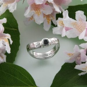 Schmiedering geschwungen mit schwarzen Diamand