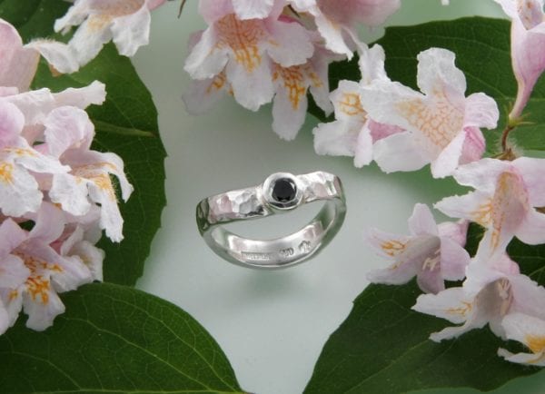 Schmiedering geschwungen mit schwarzen Diamand