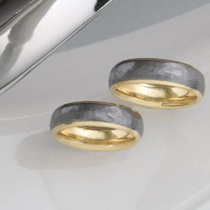 Tantalringe mit Hammerschlag mit Innenring aus Gelbgold 750