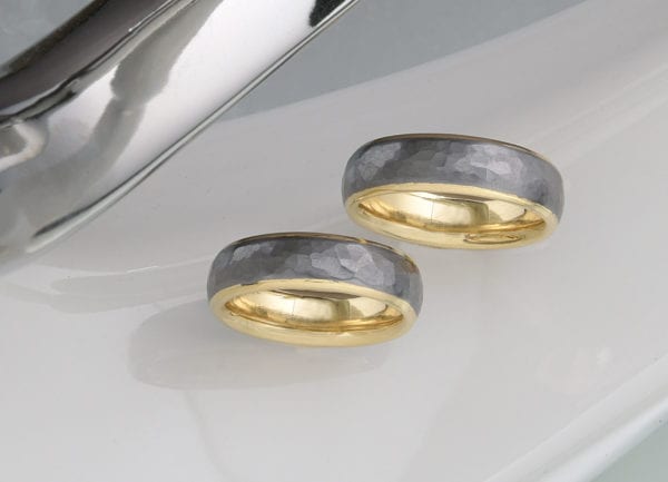 Tantalringe mit Hammerschlag mit Innenring aus Gelbgold 750