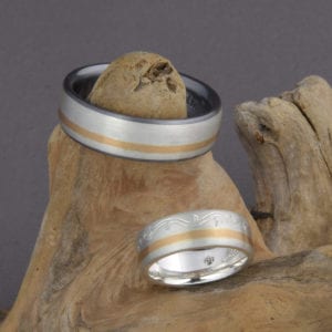 Mehrfarbige Schmiederinge in Schneesilber 935 und Rotgold 900.Herrenring mit innenring aus Tantal.