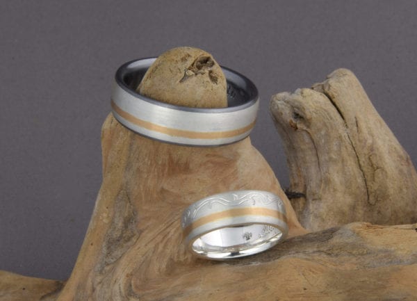 Mehrfarbige Schmiederinge in Schneesilber 935 und Rotgold 900.Herrenring mit innenring aus Tantal.