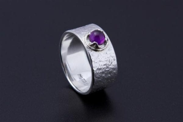 Eisschlagring mit Amethyst in Renaissancefassung