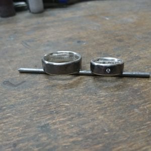 Schmiederinge aus Tantal mit innenring aus Schneesilber 935.Im Damenring ist ein Brillant eingearbeitet