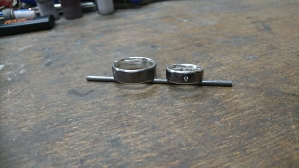 Schmiederinge aus Tantal mit innenring aus Schneesilber 935.Im Damenring ist ein Brillant eingearbeitet