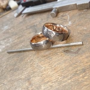 Handgeschmiedete Trauringe in Tantal mit innenring aus Rotgold 585.