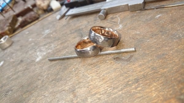 Handgeschmiedete Trauringe in Tantal mit innenring aus Rotgold 585.