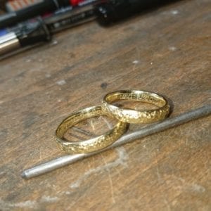 Handgeschmiedete Eheringe in Gelbgold 585