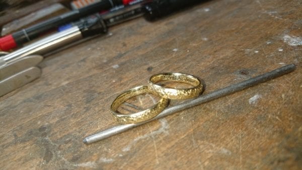 Handgeschmiedete Eheringe in Gelbgold 585